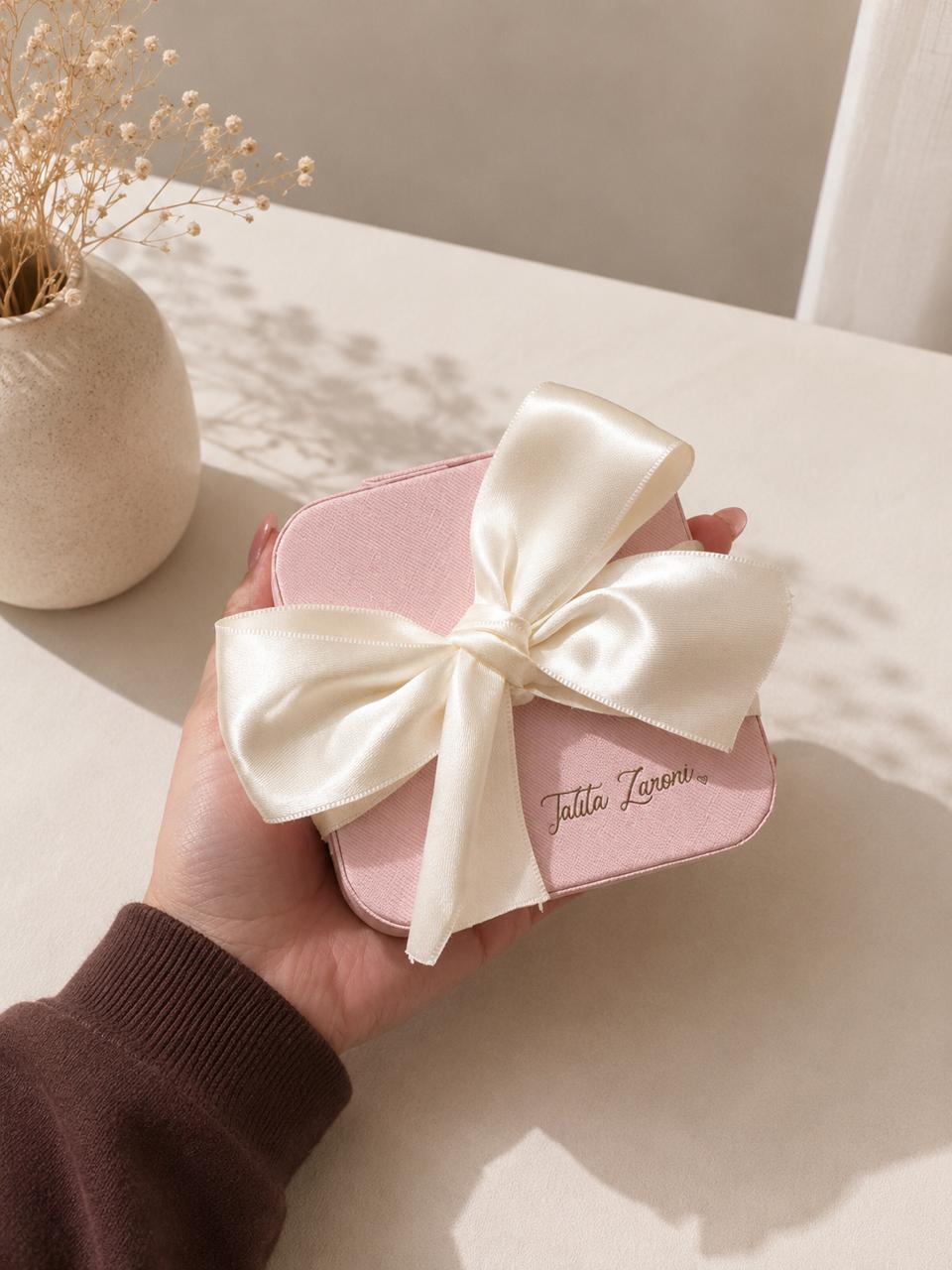 Nosso porta-joias personalizado é perfeito para organizar anéis, brincos, colares e outros acessórios de forma prática e charmosa.