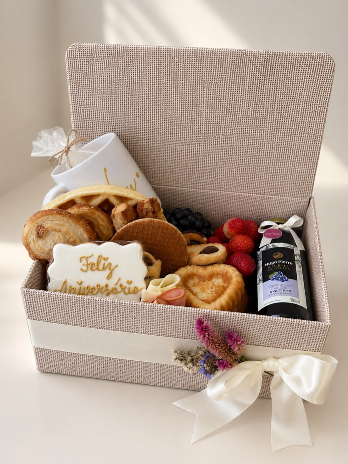 01 Biscoito,decorado,2 Sfogliatine, 03 Strudet, 01 Caneca personalizada, 01 Bolo de coração simples, Morangos, uvas, 01 Biscoito Holandês, Queijo, Salame , Suco de Uva, 1 Waffle, 2 Treccine 
